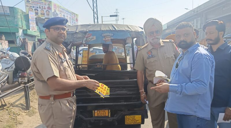 लुधियाना में ट्रैफिक पुलिस और स्टेट मीडिया क्लब ने चलाया रिफ्लेक्टर अभियान